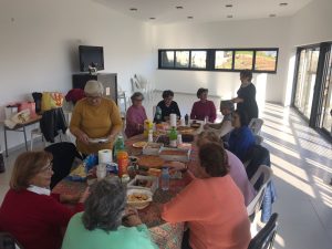 Clientes dos Espaços de Convívio fazem lanche-convívio