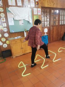 Clientes do CAARPD fazem atividades de coordenação motora em sala