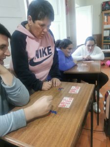 Clientes do CAARPD fazem atividades em sala