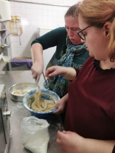 Clientes do CAARPD fazem atividades de culinária