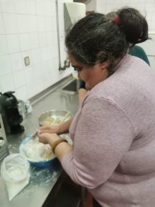 Clientes do CAARPD fazem atividades de culinária