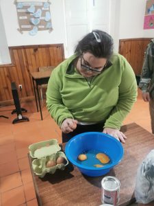 Clientes do CAARPD fazem atividades de culinária