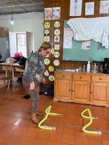 Clientes do CAARPD fazem atividades de coordenação motora em sala