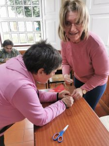 Clientes do CAARPD fazem atividades em sala