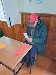 Clientes do CAARPD fazem atividades em sala