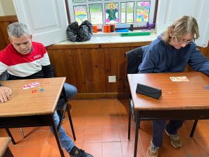 Clientes do CAARPD fazem atividades em sala