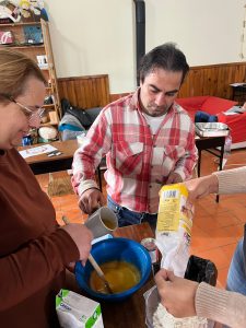 Clientes do CAARPD fazem atividades de culinária