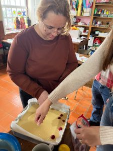 Clientes do CAARPD fazem atividades de culinária