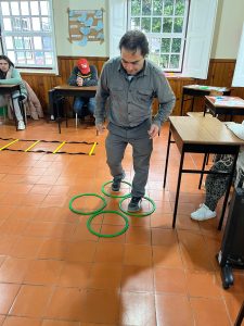 Clientes do CAARPD fazem atividades de coordenação motora em sala