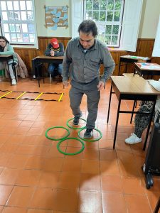 Clientes do CAARPD fazem atividades de coordenação motora em sala