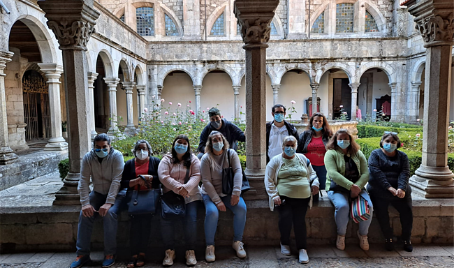 Formandos da A2000 num monumento da cidade de Lamego