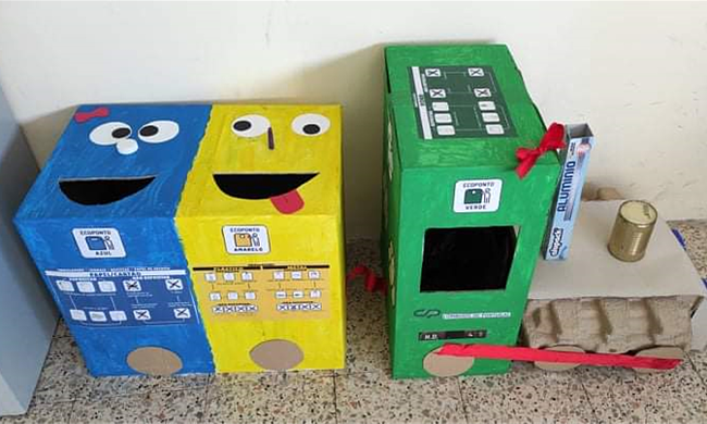 Caixotes do lixo em cartão para fazer reciclagem na sede da A2000