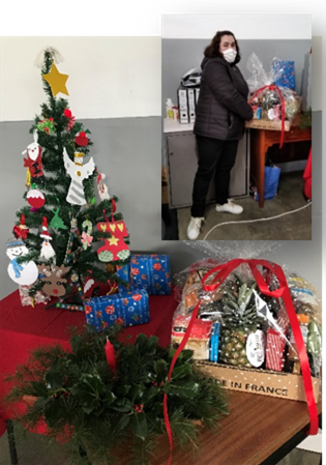 Formanda da A2000 junto de Árvore de Natal e decorações natalícias
