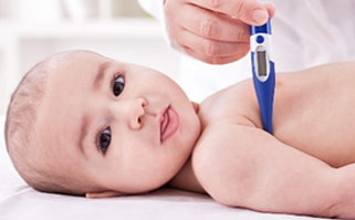 Bebé a ser consultado pelo médico