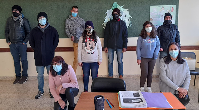 Formandos e formadora em sala de formação