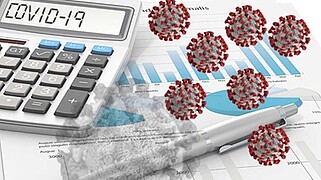 Imagem ilustrativa do tema do texto, em que aparece uma calculadora, caneta, gráficos e desenhos de vírus a pairar sobre a mesa onde estão todas as coisas