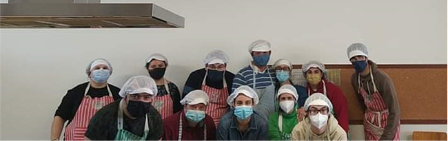 Formandos no refeitório em atividade de cozinha