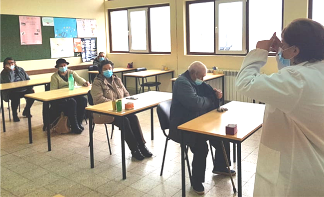 Clientes dos Espaços de Convívio sentados em sala
