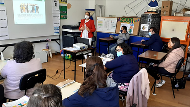Formandos em atividade de formação teórica em sala