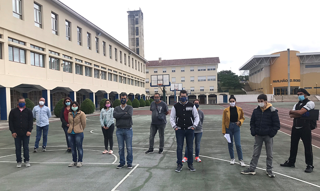 Formandos do novo curso no espaço exterior da sede da A2000 em Poiares