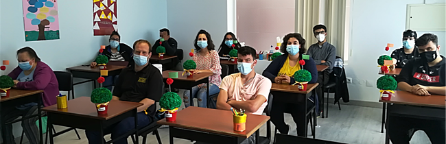 Formandos sentados nas secretárias em sala