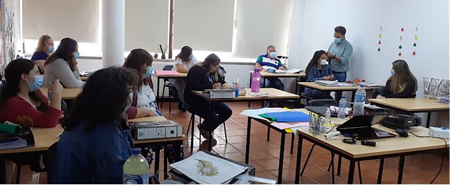 Cabeleireiro faz demonstração em sala de formação