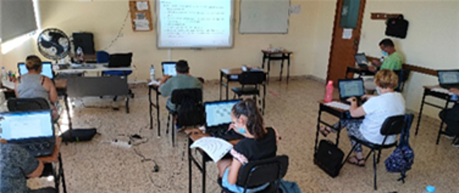 Formandos em atividade com computadores na sala de formação