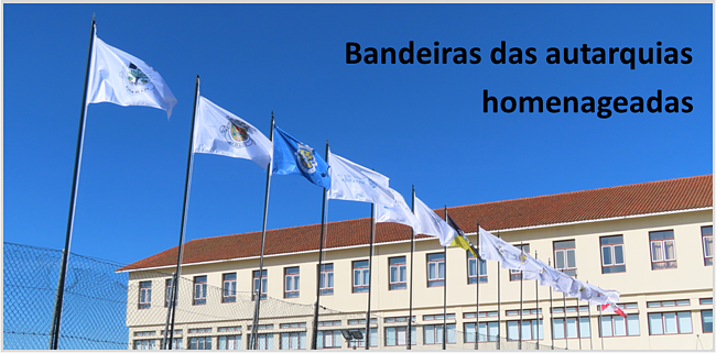 Bandeiras das autarquias homenageadas hasteadas no espaço exterior da sede da A2000