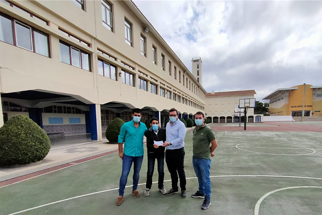 Funcionários do Município de Santa Marta de Penaguião entregam voucher a trabalhador da A2000 com presença do presidente da A2000