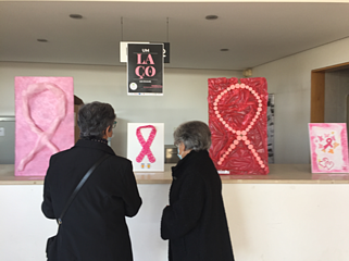 Trabalhos expostos de laços cor de rosa personalizados