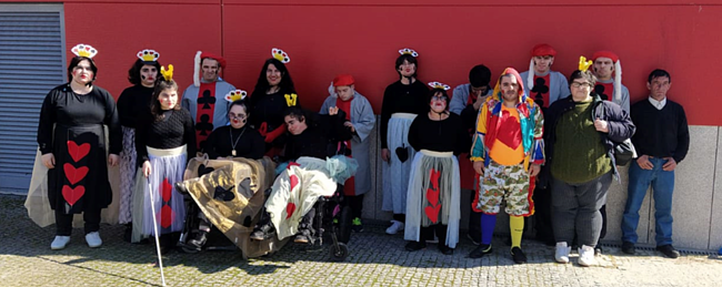 Clientes do CAARPD mascarados no desfile de Carnaval