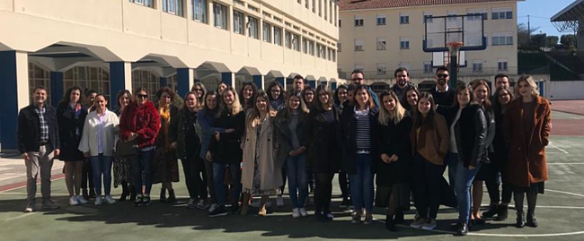 Toda a equipa da A2000 em grande plano, no espaço exterior da sede da A2000 em Poiares