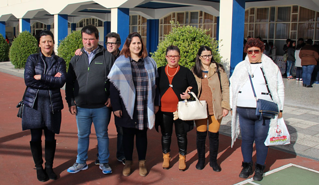 Formandos do curso com formadora Sofia Barros nos espaços exteriores da sede da A2000 em Poiares