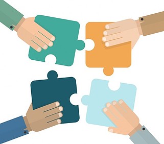 Imagem em forma de desenho de quatro mãos com uma peça de um puzzle que encaixa nas peças das outras mãos
