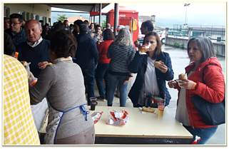 Momento de confraternização em evento solidário