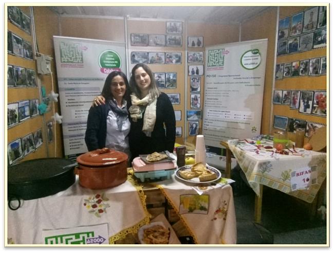 Técnicas da A2000 no stand durante a Feira da Maçã