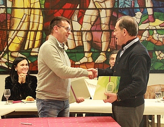 Presidente da A2000 António Ribeiro entrega galardão de homenagem ao Professor José Alberto Araújo