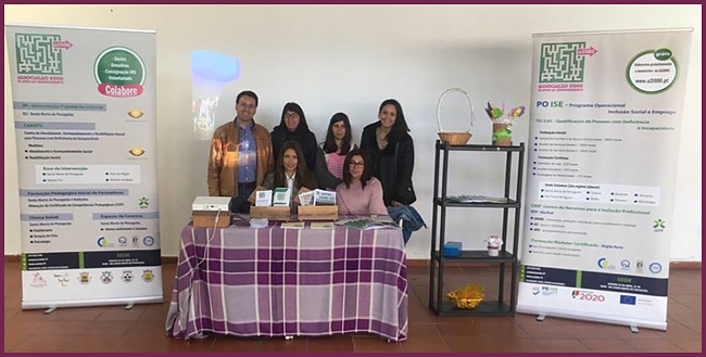 Presidente da A2000, técnicos e formandos no expositor da A2000 no evento