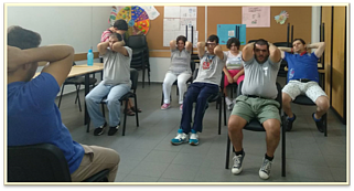 Clientes do CAARPD fazem exercício físico em sala