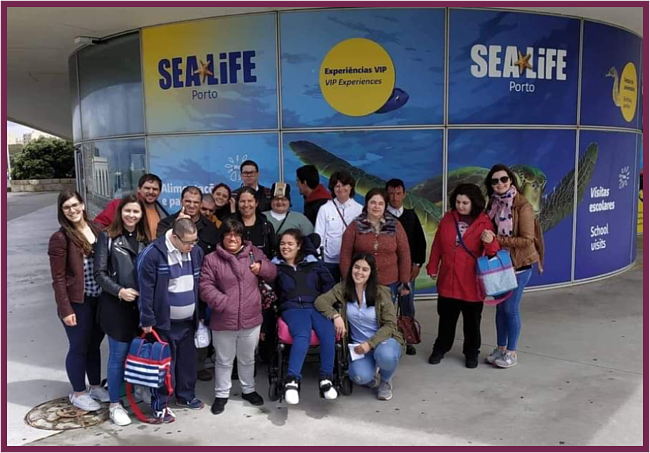 Clientes do CAARPD à entrada do Sea Life