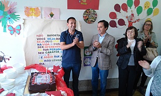 Dirigentes da A2000 e representantes das entidades locais cantam os parabéns à A2000