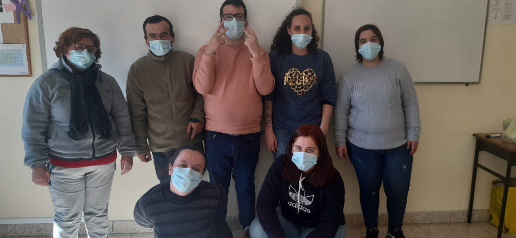 s formandos do Curso 1 – Assistente Operacional – ação 10 irão iniciar a Formação Prática em Contexto de Trabalho (FPCT) no próximo dia 8 de fevereiro de 2022. Relativamente a esta nova etapa, os formandos mostram-se entusiasmados e ansiosos pois sabem que é necessário grande responsabilidade e empenho para enfrentar este ciclo. Quando questionados sobre esta nova fase, alguns formandos quiseram partilhar a sua expectativa: - o Arlindo referiu que “vai ser uma experiência desafiante e espero superar-me. Sinto-me entusiasmado para este estágio.” - a Raquel afirma que “estou preparada para este novo período pois gosto de desafios, visto que em termos teóricos sinto-me bastante preparada e capaz”. - a Liane também se mostra entusiasmada, revelando que “após um ano de formação, vai ser bom colocar em prática o que aprendemos. Quero desafiar-me porque sei que tenho capacidades para fazer mais e melhor!” - a Cristiana partilha a mesma opinião que a Liane: “Sei que irei vencer este novo desafio e gostei muito da formação até agora.” Todos partilharam o receio de não haver adaptação na entidade de FPCT porque têm medo de não alcançarem os objetivos que forem propostos, de não se conseguirem ambientar ou de serem excluídos, no entanto prometem dar o seu melhor. Salientaram ainda que o ano que passou foi de grande aprendizado em sala, os formadores foram excelentes e forneceram instrumentos e ferramentas necessários para que se concretizasse uma evolução positiva no grupo. Apesar de todas as circunstâncias que estamos a viver e que vivemos nos últimos tempos, o balanço feito por todos foi bastante positivo. O Gabriel também quis frisar que “fiz muitos amigos, os formadores e técnicos ajudaram-me muito em todas as dificuldades que tive.” A Bárbara e Mara partilham da opinião do colega Gabriel e afirmam que foi um ano em que aprenderam muito e o desenvolvimento de competências é evidente, quer para elas próprias, quer para as pessoas que as rodeiam: “O ano que passou teve altos e baixos, e o momento mais difícil foi quando tivemos de ir para casa e não sabíamos quando íamos voltar. Olhando para trás, esse momento não passou de uma simples adversidade, uma vez que agora o sentimento é de dever cumprido. Vamos para esta última etapa preparados e motivados.” A equipa da formação aproveita também para realçar os objetivos que foram atingidos durante este período de sala e parabeniza todos pelas competências desenvolvidas. Todos os técnicos estão a torcer pelo sucesso de todos os formandos e querem expressar a todos os formandos a sua disponibilidade para os apoiar nesta nova etapa, que será, de certeza, cheia de vitórias!