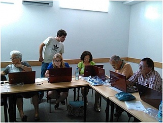 Clientes dos Espaços de Convívio em atividades nos computadores