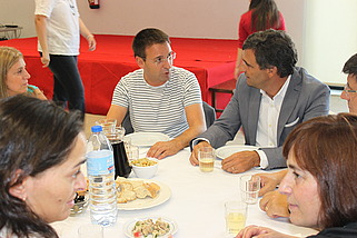 Presidente da A2000 e presidente da Câmara de Santa Marta de Penaguião conversam à mesa de almoço convívio