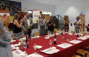 Pessoas presentes cantam os parabéns em festa de aniversário