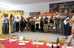 Pessoas presentes cantam os parabéns em festa de aniversário