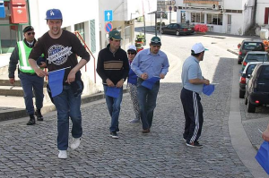 Clientes da A2000 pelas ruas de Santa Marta de Penaguião na "Campanha Laço Azul"