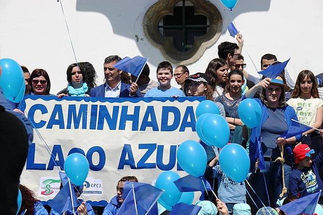 Clientes da A2000 pelas ruas de Santa Marta de Penaguião na "Campanha Laço Azul"