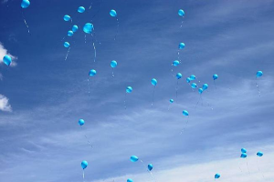 Lançamento dos balões azuis para o ar na "Campanha Laço Azul"