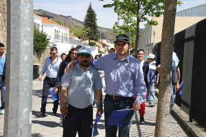 Clientes da A2000 pelas ruas de Santa Marta de Penaguião na "Campanha Laço Azul"
